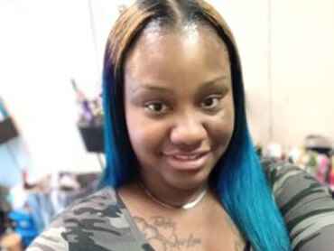 Lakondria takes a selfie with her new hairstyle in tones of blue, purple and gold.