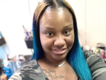 Lakondria takes a selfie with her new hairstyle in tones of blue, purple and gold.