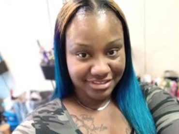 Lakondria takes a selfie with her new hairstyle in tones of blue, purple and gold.